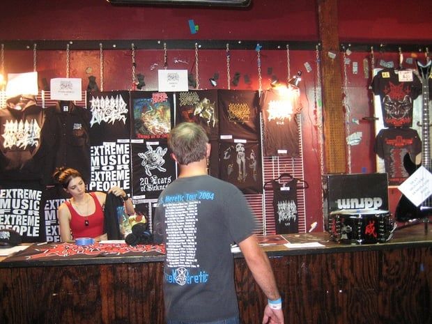 Ett stånd med bandmerch för extrem hårdrock.