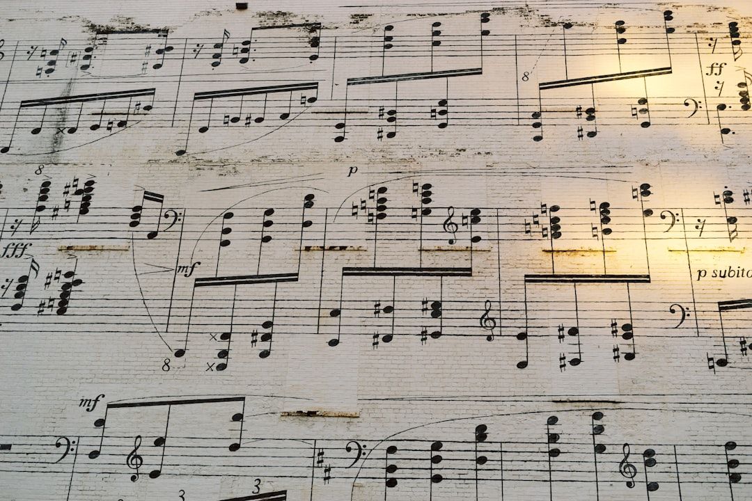 Noter och musiksymboler målade på en vit tegelvägg.