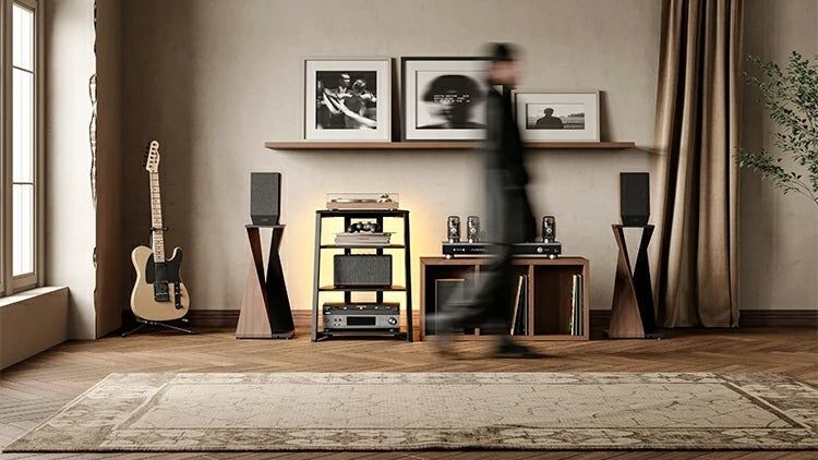 Vardagsrum med vinylspelare, högtalare, gitarr och skivor